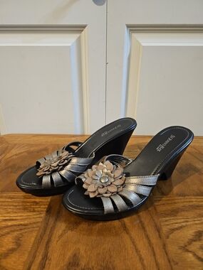St. John's Bay Women's Metallic Silver Floral Wedge Mules Sz 8